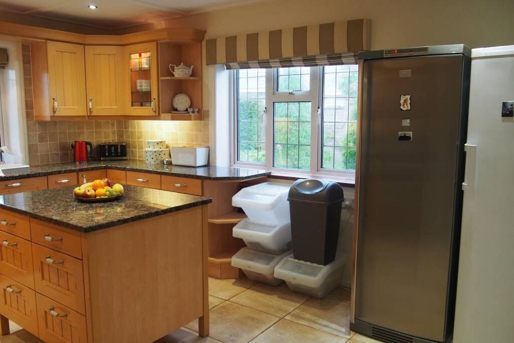 Hectors House Comfortable 4 Bed House In Mature Gardens Yelverton Exterior photo