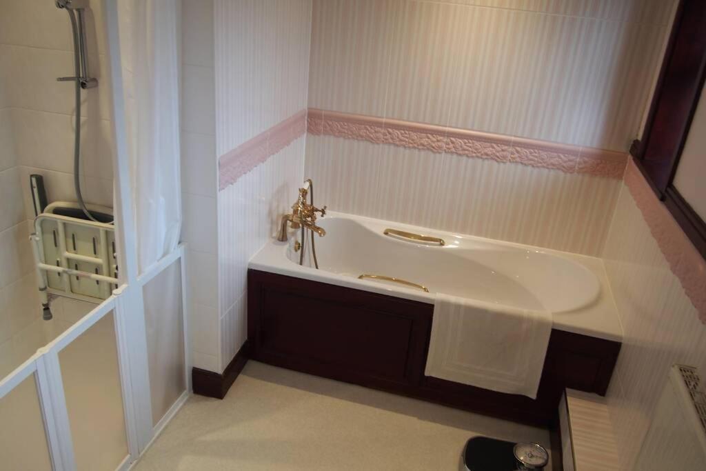 Hectors House Comfortable 4 Bed House In Mature Gardens Yelverton Exterior photo