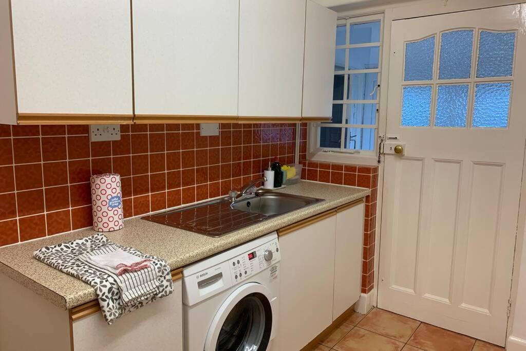 Hectors House Comfortable 4 Bed House In Mature Gardens Yelverton Exterior photo
