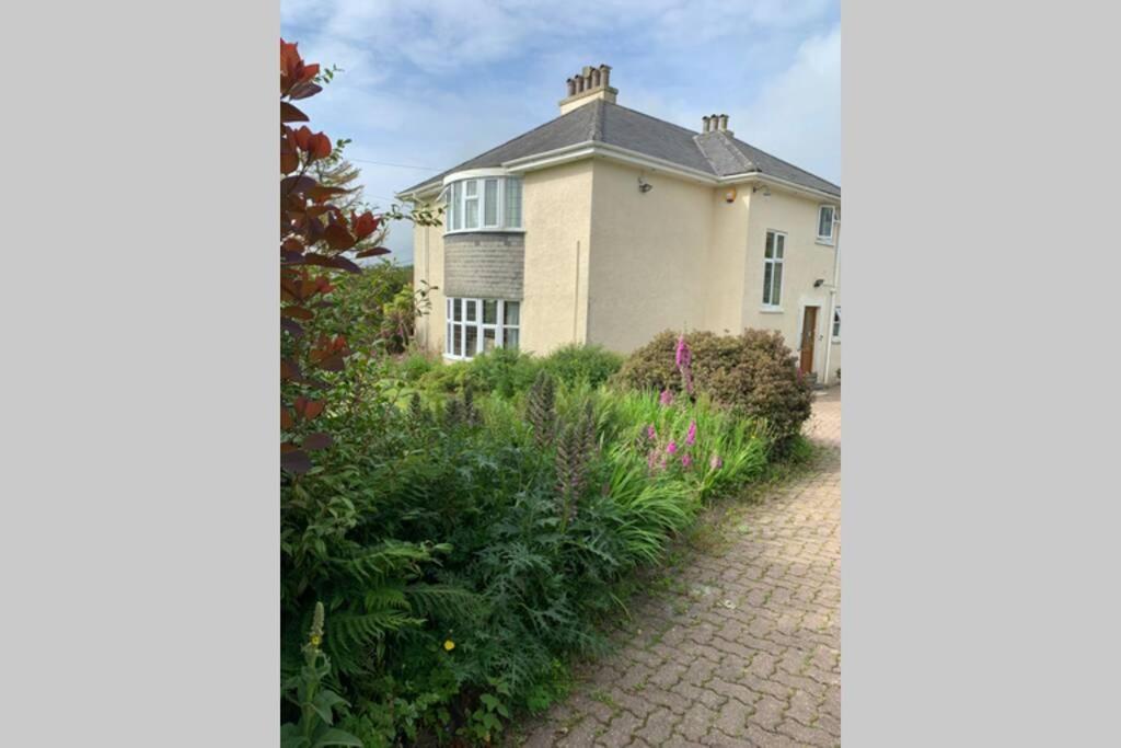 Hectors House Comfortable 4 Bed House In Mature Gardens Yelverton Exterior photo