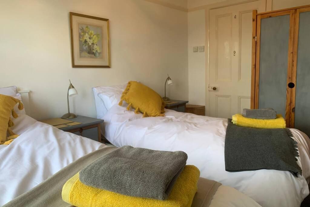 Hectors House Comfortable 4 Bed House In Mature Gardens Yelverton Exterior photo