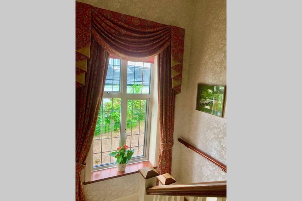 Hectors House Comfortable 4 Bed House In Mature Gardens Yelverton Exterior photo